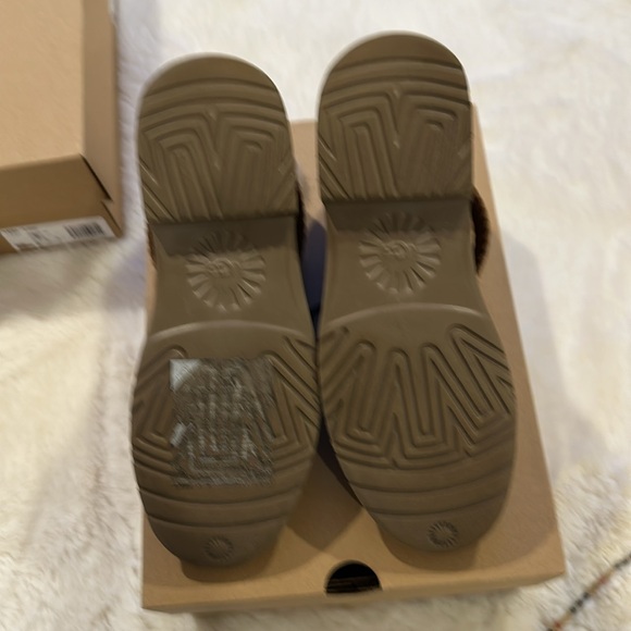 Women’s Uggs mckay boots worn twice - Picture 3 of 4